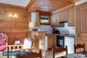 Wasserkocher mit Kaffee-/Teezubehör, Kühlschrank, Mikrowelle, Ofen