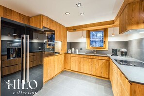 Wasserkocher mit Kaffee-/Teezubehör, Kühlschrank, Mikrowelle, Herdplatte