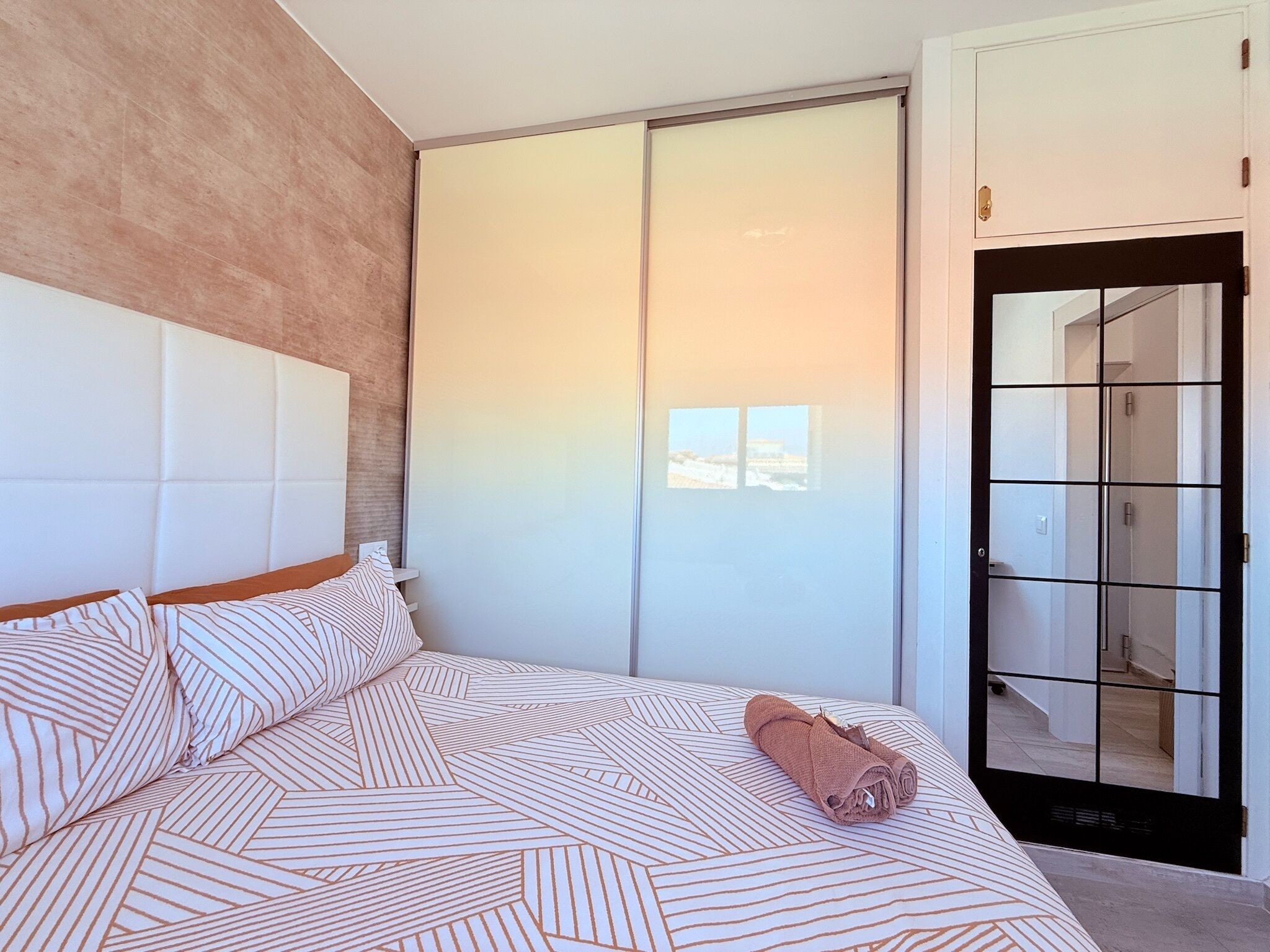 1 habitación, tabla de planchar con plancha, wifi y ropa de cama 