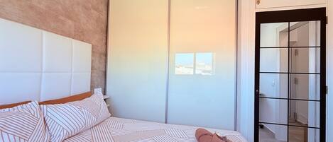 1 habitación, tabla de planchar con plancha, wifi y ropa de cama