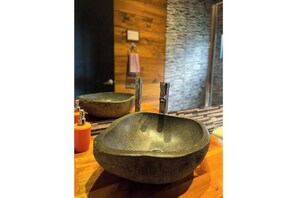 Shower, hair dryer, towels, soap - Kahuna Surf Retreat — Punta de Lobos (Cahuil)