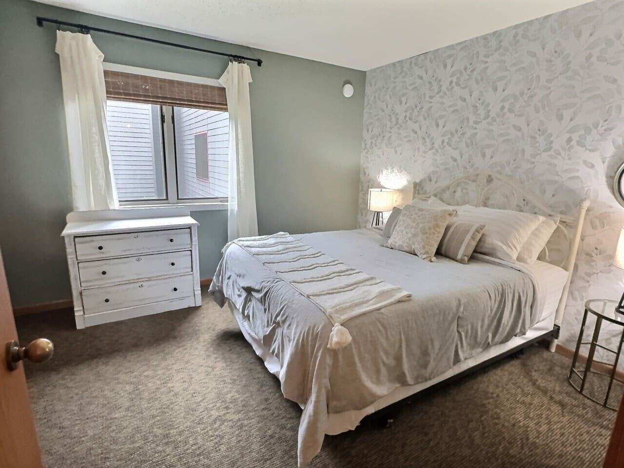 Desk, iron/ironing board, travel cot, WiFi