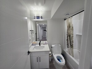 Bathroom - Spacious & Cozy Brighton Getaway w/ps5— Great for Family or Business Stays (Saskatoon)