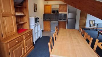 Apartment, 4 Bedrooms, Balcony, Mountain View | Private kitchen | Highchair