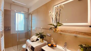 Dusche, Whirlpool, Haartrockner, Bidet