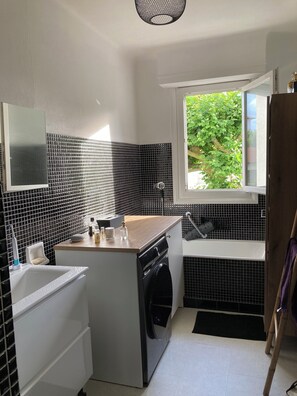 Haartrockner, Handtücher, Seife, Toilettenpapier