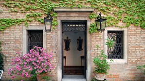Unclassified image, 3 of 60, button - Grand Canal Luxury Apartment with Private Terrace Steps from St. Mark's Square (Venezia)