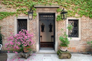 Unclassified image, 4 of 60, button - Grand Canal Luxury Apartment with Private Terrace Steps from St. Mark's Square (Venezia)