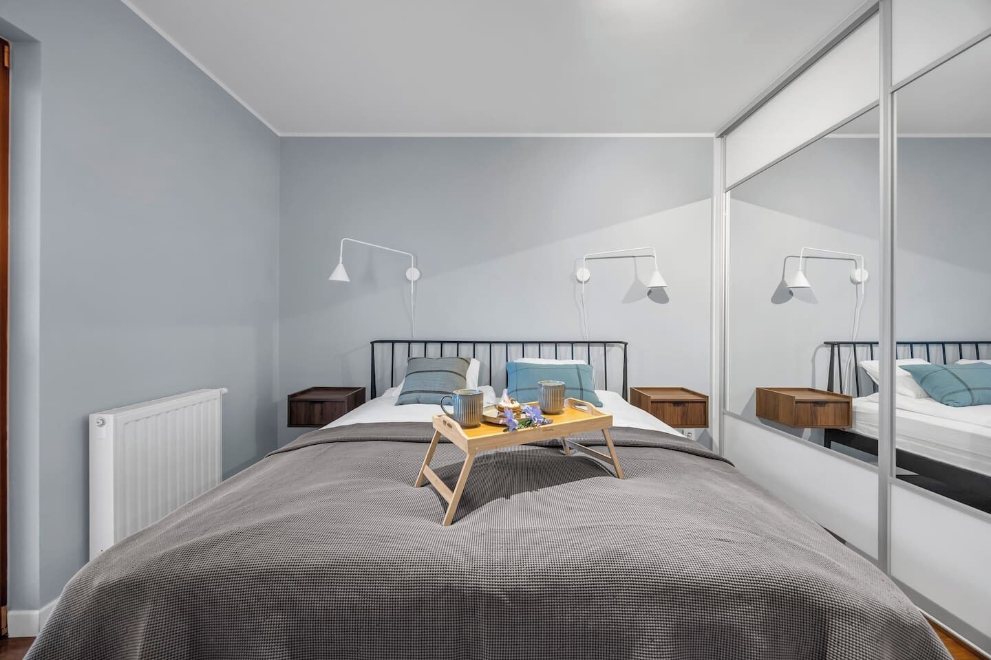 Escritorio, tabla de planchar con plancha, wifi y ropa de cama 