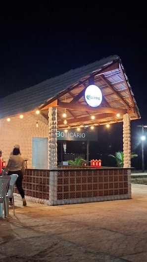 Bar (trong khuôn viên)