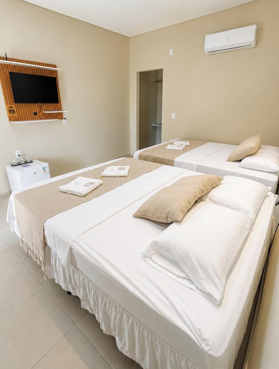 Svit Comfort - 1 queensize-säng - privat badrum - utsikt mot trädgården | Minibar, strykjärn/strykbräda, barnsängar och extrasängar