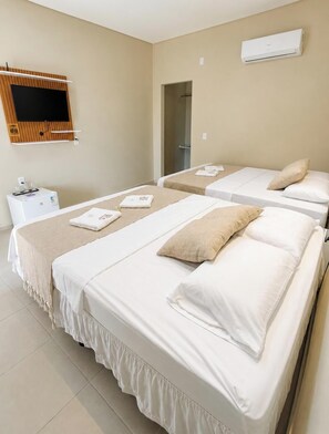 Svit Comfort - 1 queensize-säng - privat badrum - utsikt mot trädgården | Minibar, strykjärn/strykbräda, barnsängar och extrasängar