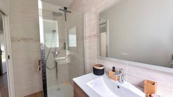 Douche, sèche-cheveux, serviettes fournies