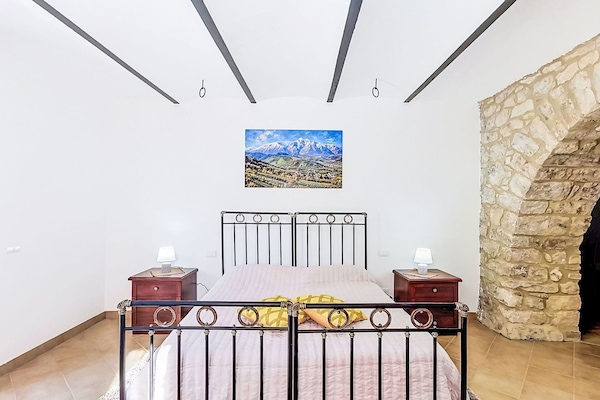 Möbel, Interior Design, Fussboden, Flooring, Decke, Wohnung, Bett, Schlafzimmer, Zimmer, Bettrahmen