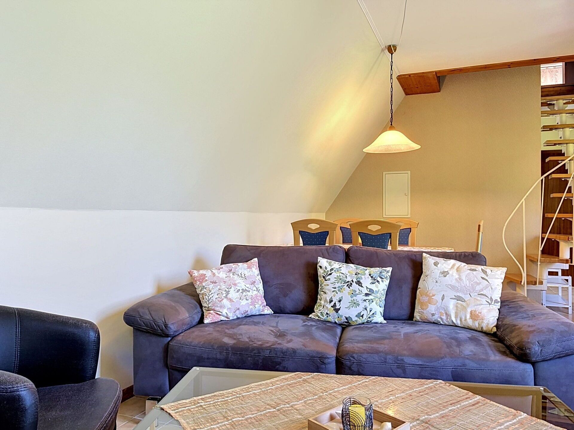 Möbel, Interior Design, Flooring, Fussboden, Couch, Wand, Zimmer, Decke, Holz, Wohnzimmer