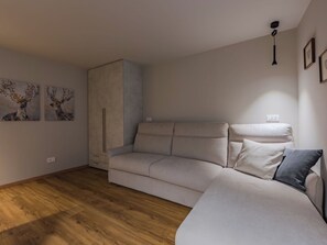 TV - Beautiful apartment for 2 people with WIFI and TV (Ossana)