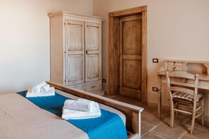 A bedroom with a bed, a desk, and two wardrobes. - Villa [2 suites] 5 minutes from the sea | air conditioning | garden | BBQ | outdoor shower (Diso)