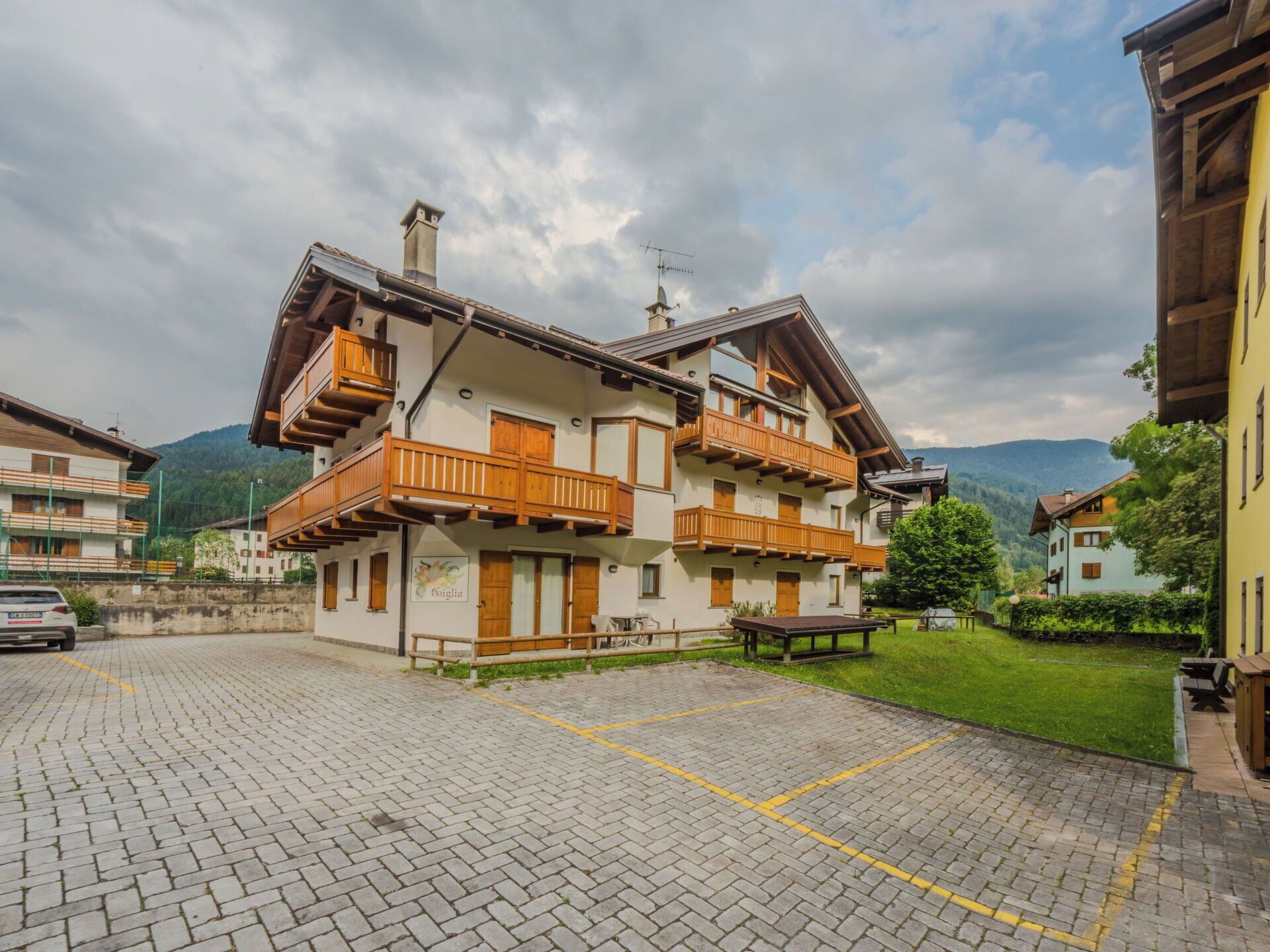 Venster, Buurt,  Dorf\", Woongebied, Huis, Menselijke Nederzetting, Appartement, Deur, Balkon