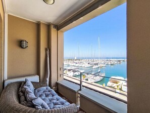 Un balcón con vista a un puerto deportivo.