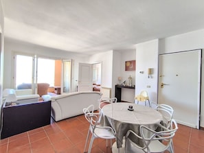 Interior - Cosy apartment for 6 people with WIFI, A/C, balcony and pets allowed (Castiglione Della Pescaia)