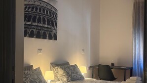Dubbelrum eller tvåbäddsrum - delat badrum | Minibar med vissa gratis produkter, gratis wi-fi och unika möbler