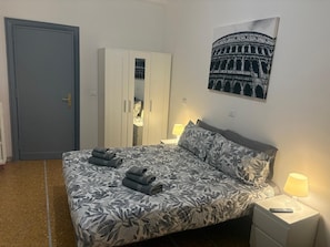 Habitación estándar con 1 cama matrimonial o 2 individuales | Artículos del minibar gratis, wifi gratis y muebles diferentes