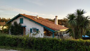 Unclassified image, 5 of 17, button - Basque villa in the countryside. Patio with a beautiful view + above-ground pool (Ustaritz)
