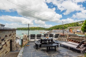 Outdoor dining - Castle House Studio - Three Bedroom Cottage, Sleeps 6 (Fowey)