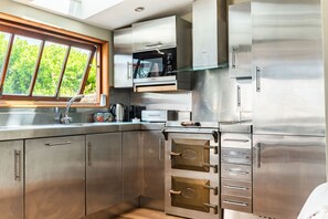 Fridge, oven, dishwasher, toaster - Castle House Studio - Three Bedroom Cottage, Sleeps 6 (Fowey)