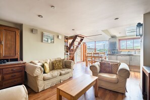 TV - Castle House Studio - Three Bedroom Cottage, Sleeps 6 (Fowey)