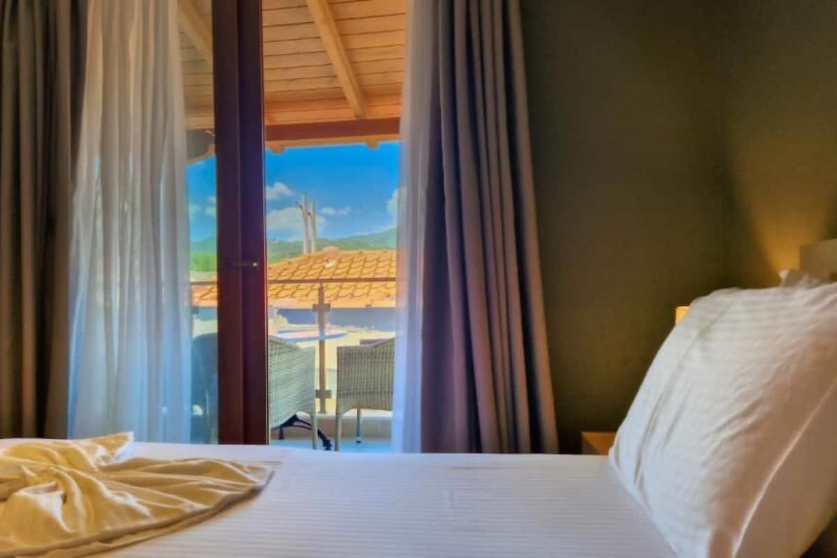 Chambre Triple Deluxe, balcon, vue montagne | Coffres-forts dans les chambres, Wi-Fi gratuit