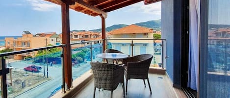 Kamar Triple Deluks, balkon, pemandangan laut | Tempat makan outdoor