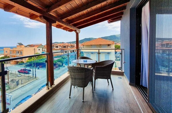 Deluxe Triple Room, Balcony, Sea View | Tempat makan luar