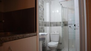 Kahden hengen huone (yksi tai kaksi sänkyä), parveke | Kylpyhuone | Ilmaiset hygieniatuotteet, bidee, saippua, sampoo