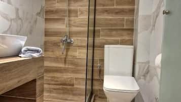 Deluxe Triple Room, Balcony, Mountain View | Bathroom