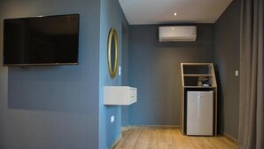 Kolmen hengen deluxe-huone, parveke, merinäköala | Sisätilat