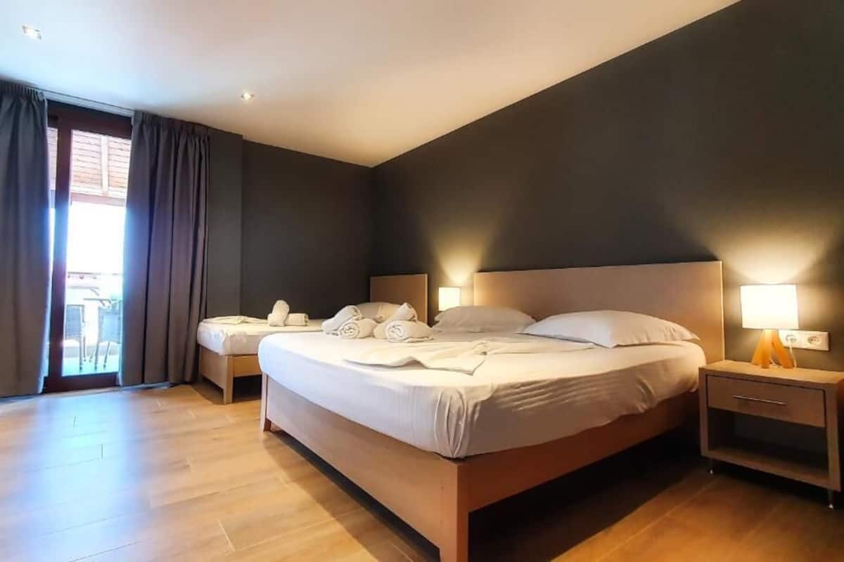 Chambre Triple Deluxe, balcon, vue mer | Coffres-forts dans les chambres, Wi-Fi gratuit