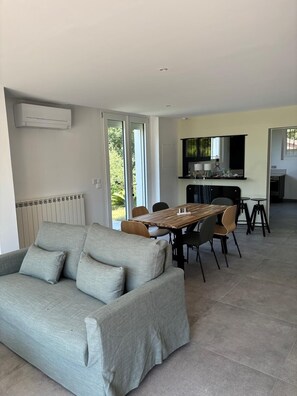 Dining - Apartment in a Basque-style house, with a tree-lined garden, pool, hot tub, and ocean views; ideal for 6 people. (Briscous)