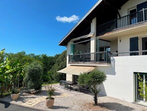 Exterior - Apartment in a Basque-style house, with a tree-lined garden, pool, hot tub, and ocean views; ideal for 6 people. (Briscous)
