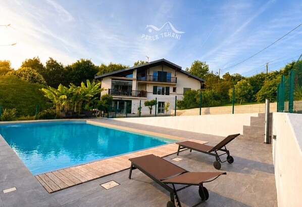Pool - Apartment in a Basque-style house, with a tree-lined garden, pool, hot tub, and ocean views; ideal for 6 people. (Briscous)