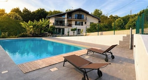 Pool - Apartment in a Basque-style house, with a tree-lined garden, pool, hot tub, and ocean views; ideal for 6 people. (Briscous)