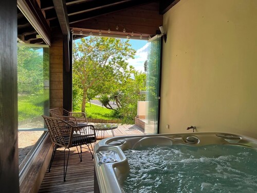 Apartment in a Basque-style house, with a tree-lined garden, pool, hot tub, and ocean views; ideal for 6 people.