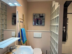 Shower, hair dryer, towels, soap - Apartment in a Basque-style house, with a tree-lined garden, pool, hot tub, and ocean views; ideal for 6 people. (Briscous)