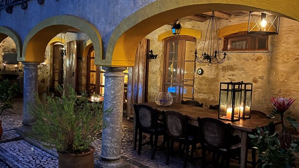 Outdoor dining - Vivenda Oliveirinha: Private Home with Pool and Wellness Center (Azival - Mortágua)