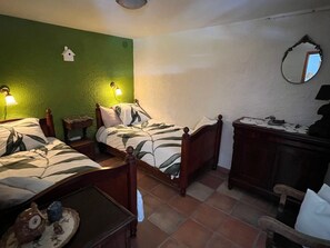 2 bedrooms, travel cot, free WiFi, bed sheets - Vivenda Oliveirinha: Private Home with Pool and Wellness Center (Azival - Mortágua)