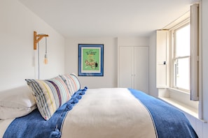 Desk, iron/ironing board, WiFi - Little Bird, by the sea in Deal (Deal)