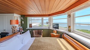 A room with a bed, a desk, a chair, a TV, and large windows with a view. - Pip's Lookout, St Margaret's Bay (St Margaret's Bay)