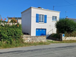 Exterior - Charming Coastal Cottage 200m From Beach (Saint-Pabu)