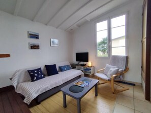 Living room - Charming Coastal Cottage 200m From Beach (Saint-Pabu)