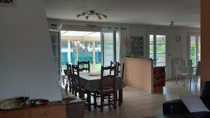 Interior - Spacious 5-bedroom house with a veranda (Sandillon)